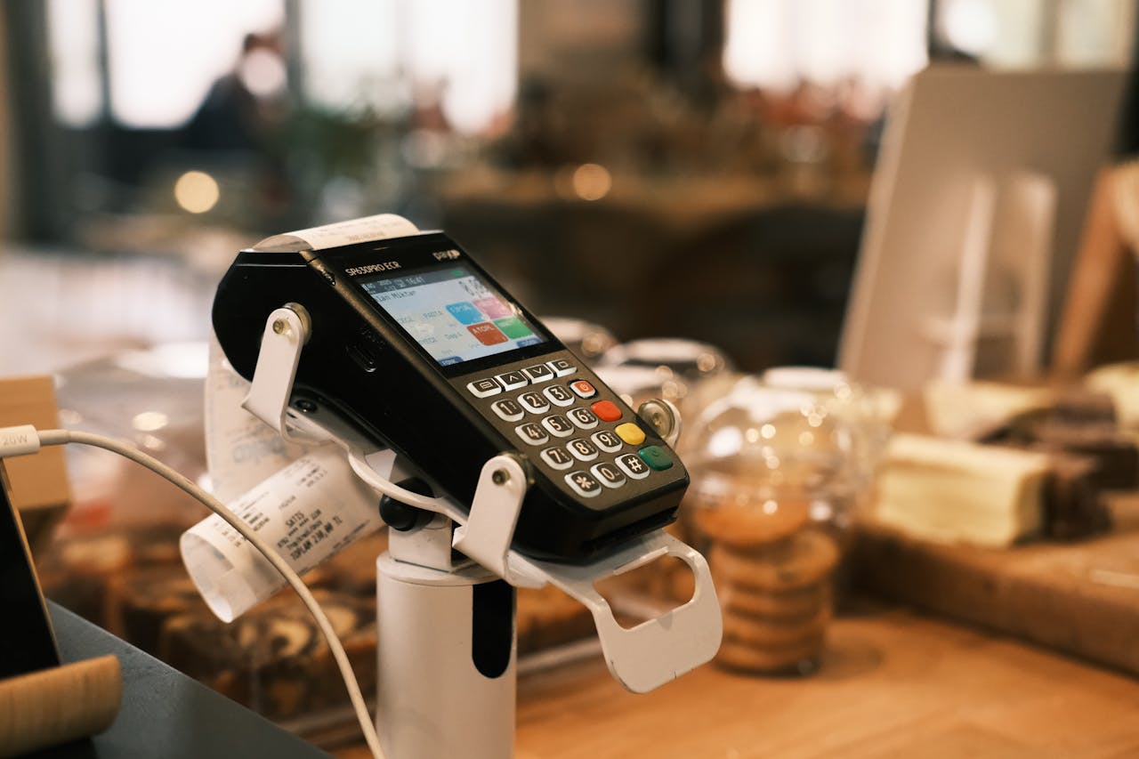 Close-up of a payment terminal at a modern café counter in Konya, Türkiye.
